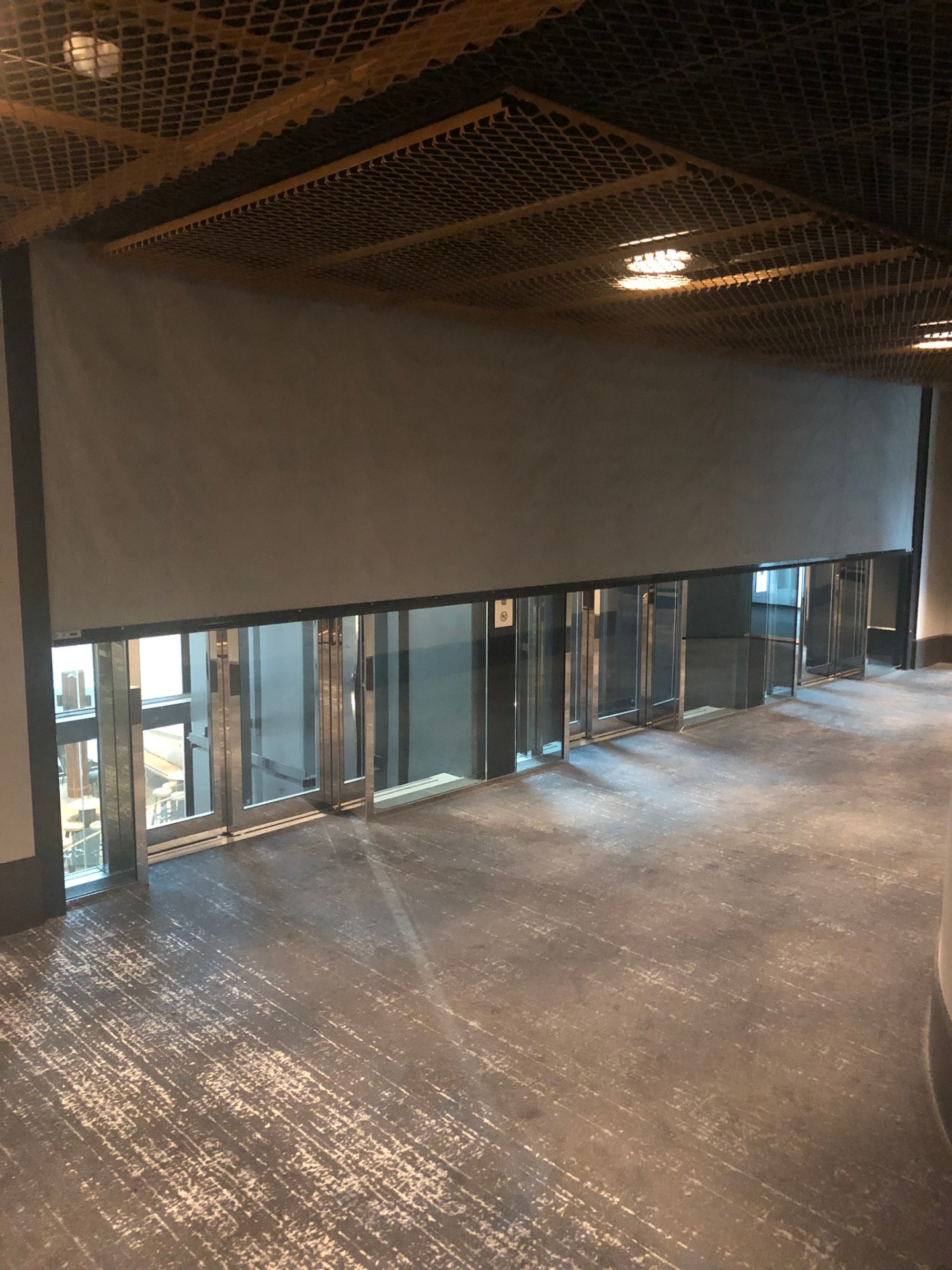 Nedfälld brandgardin i hotellmiljö